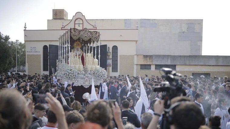 Salida multitudinaria de María Santísima Madre de la Misericordia