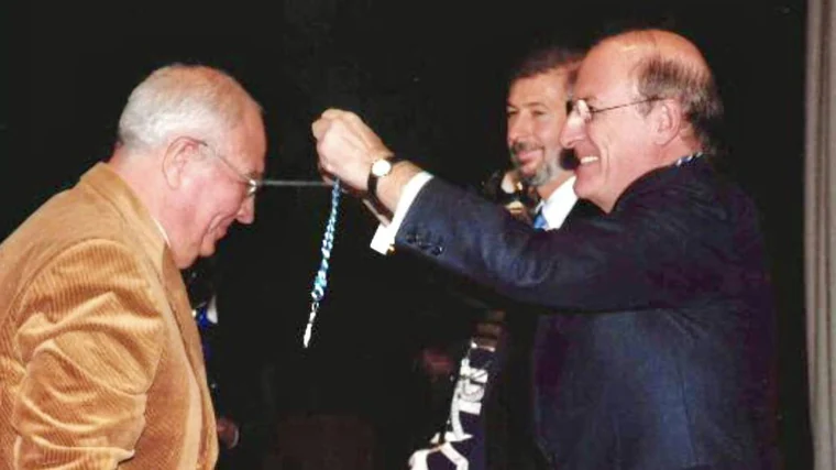 Pedro Rodríguez entregándole la Medalla de Huelva a Juan Tirado