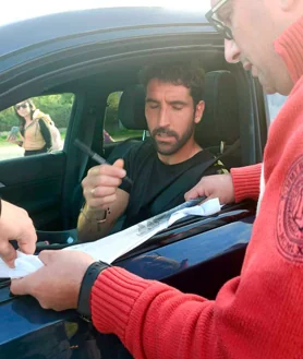 Imagen secundaria 2 - Los hermanos Williams y Raúl García firman las camisetas donde Aitor Alonso da visibilidad a su enfermedad