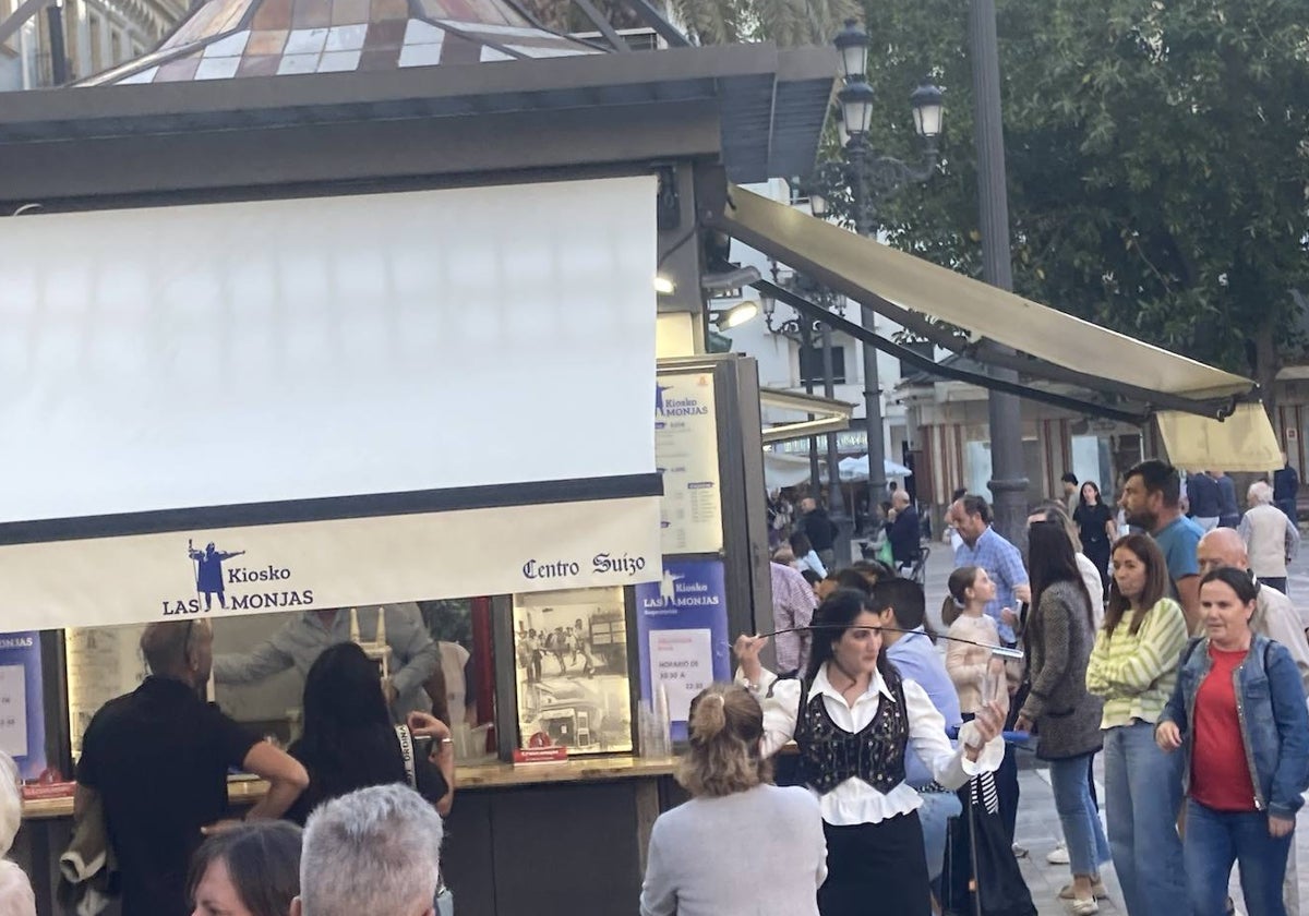 El nuevo Kiosko Las Monjas, rodeado de gente