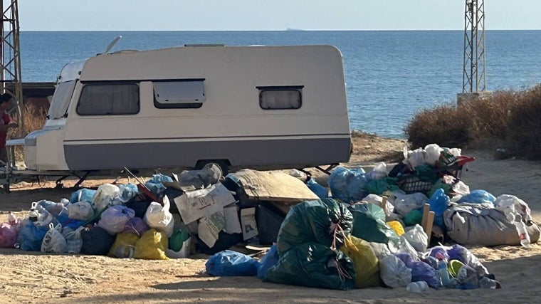 La basura acumulada en la playa de la Estrella de Mazagón