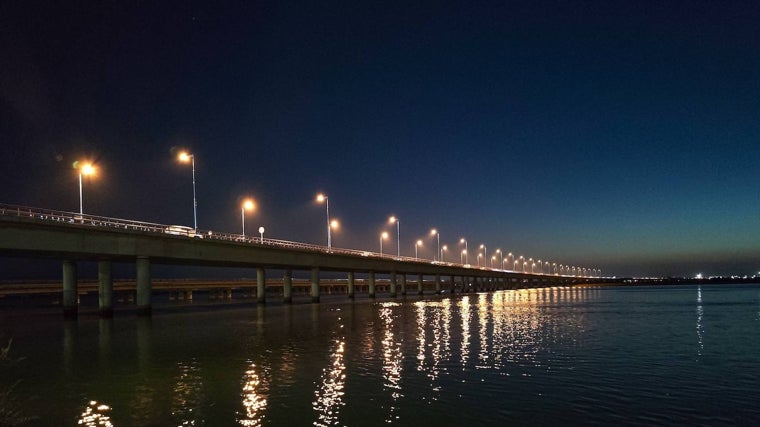 El puente del Odiel, iluminado después de meses a oscuras