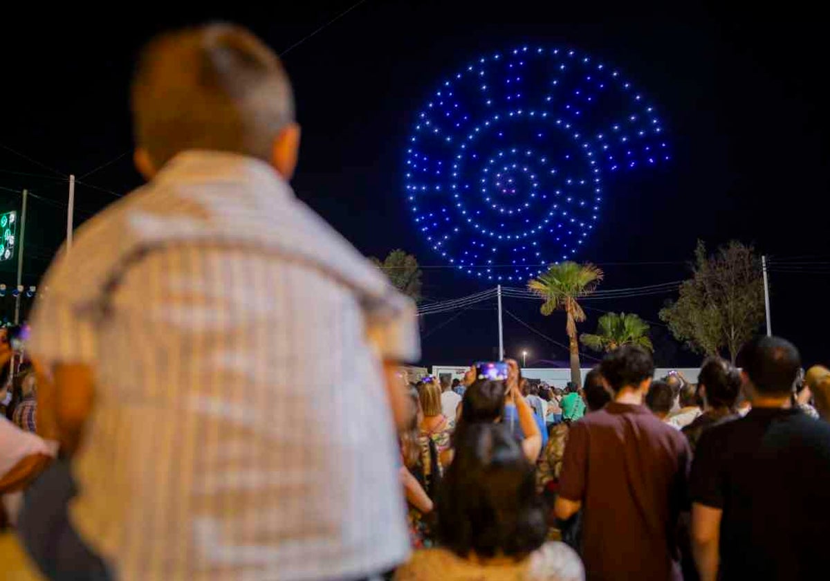 Un niño contempla el show del pasado sábado en las Colombinas