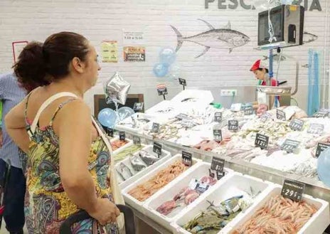 Imagen secundaria 1 - Imágenes del estreno del supermercado El Jamón en el barrio onubense de Fuentepiña