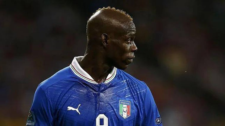 Mario Balotelli en un encuentro con la selección italiana