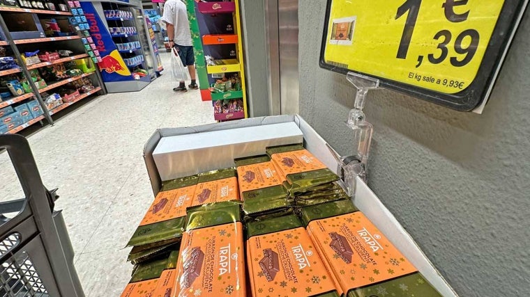 Turrón de chocolate a la venta este lunes en un supermercado del centro de la capital