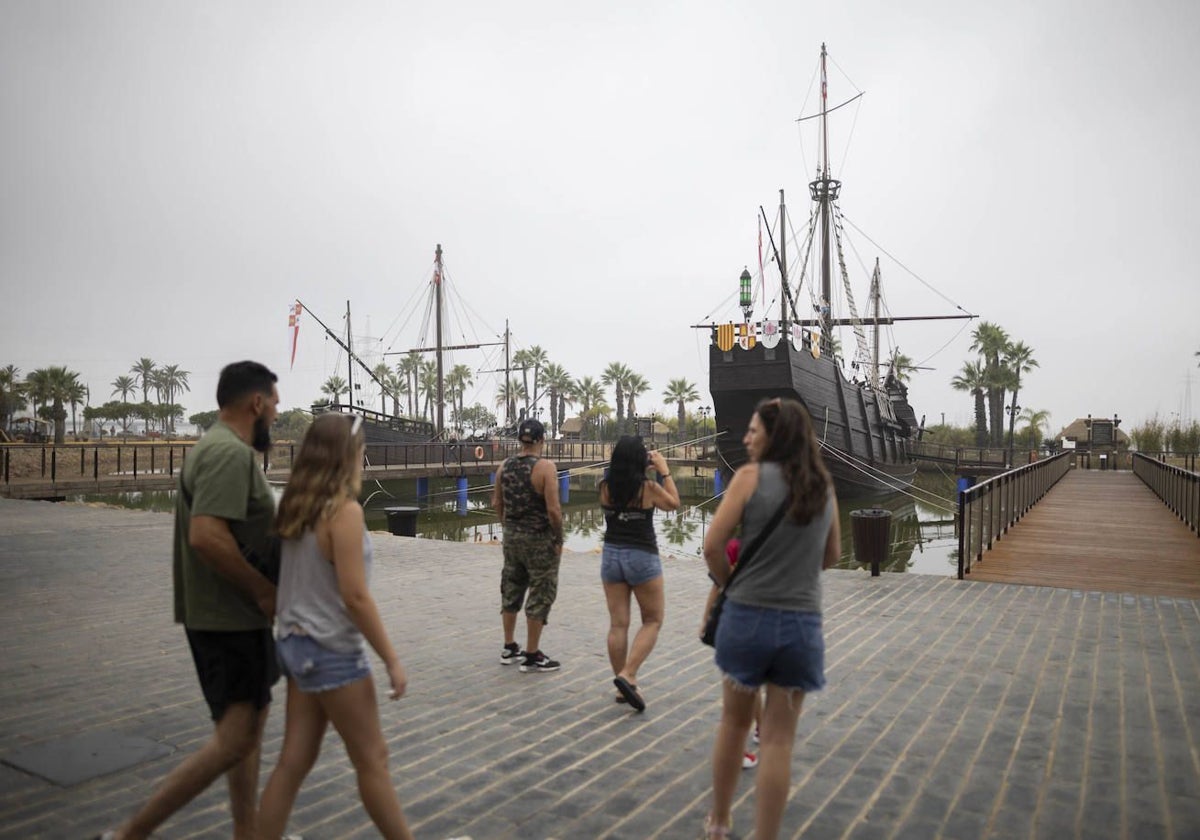 Visitantes en el Muelle de las Carabelas