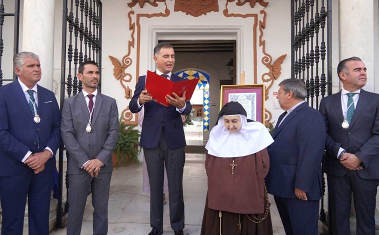 Imagen principal - Diferentes momentos de los actos conmemorativos que tuvieron lugar el domingo en Moguer