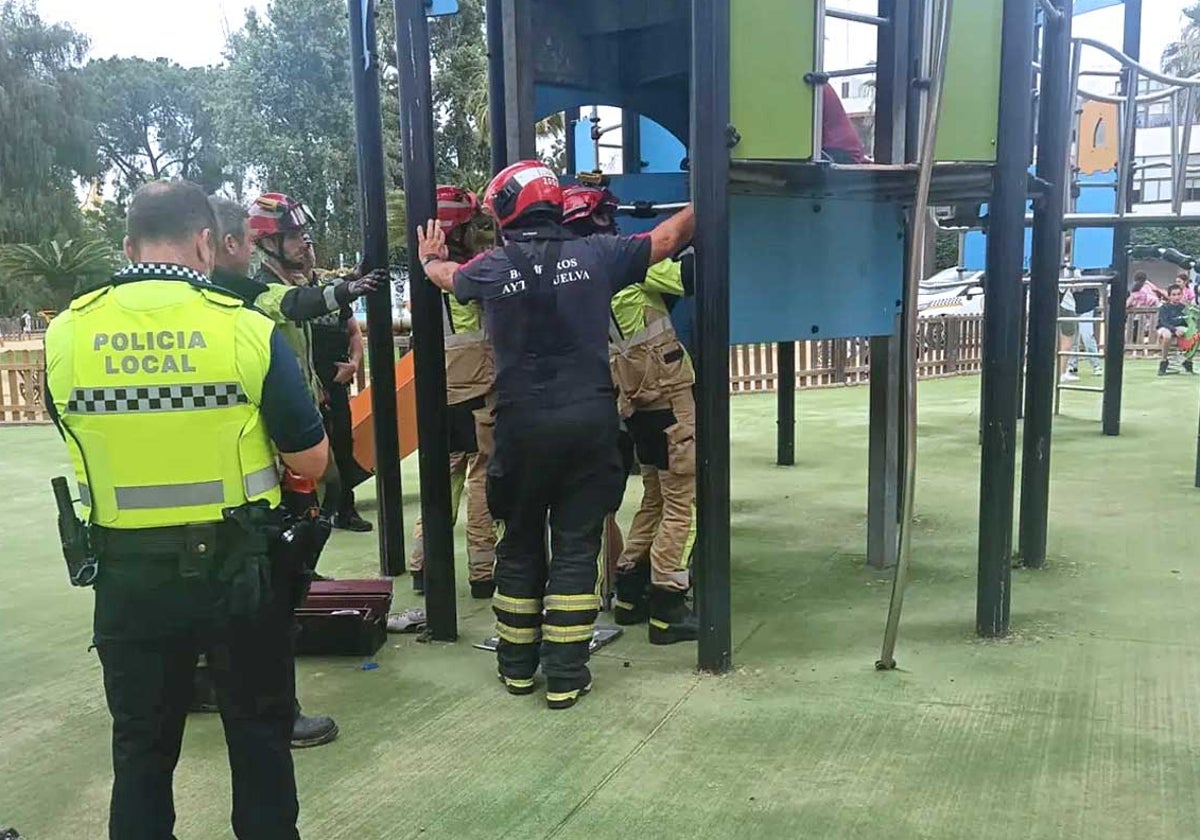 Intervención de los bomberos para rescatar al niño