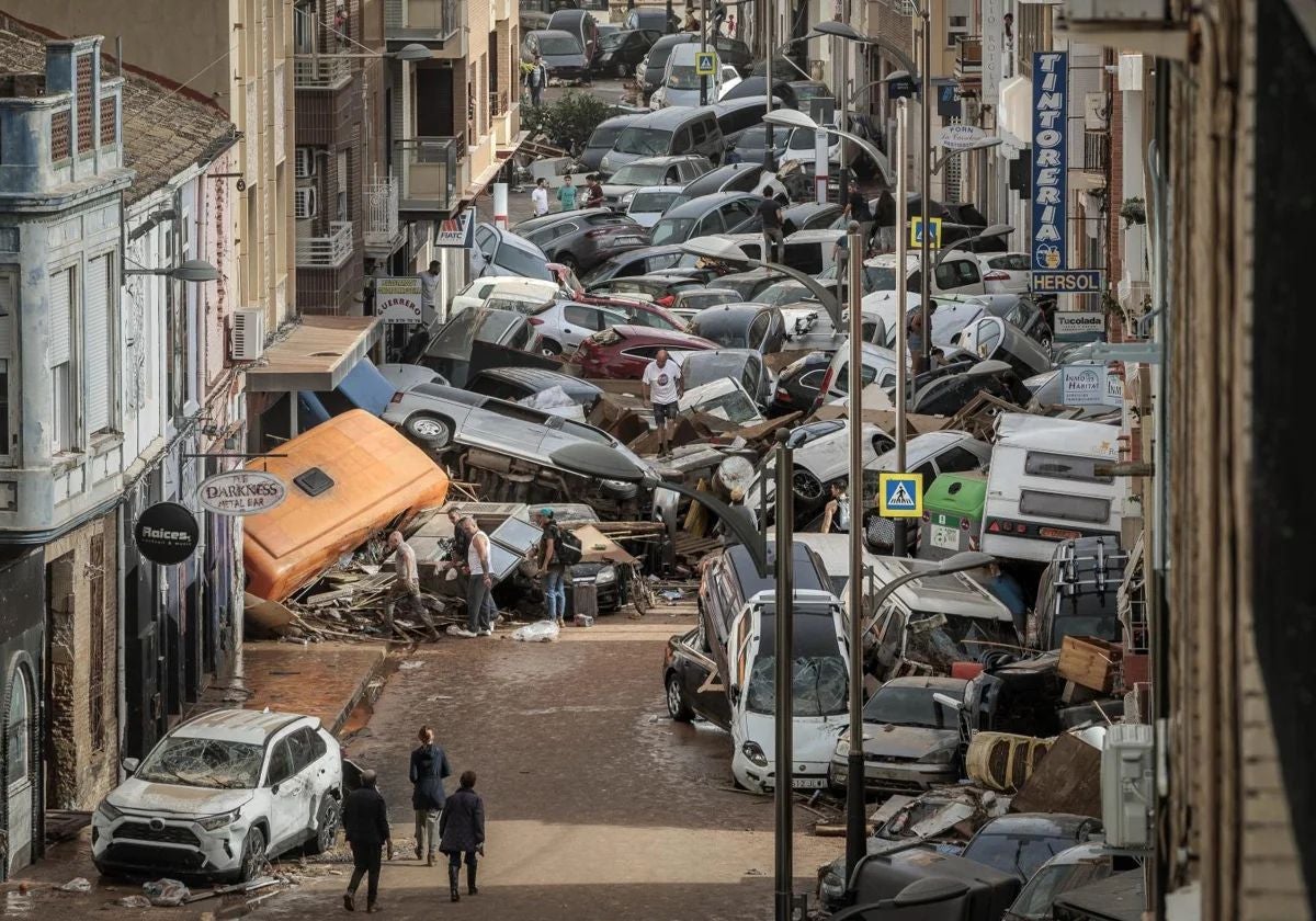 Una gran cantidad de coches amontonados en una calle tras la Dana de Valencia