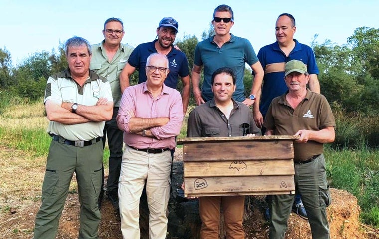 Personal de la Delegación con una de las cajas para murciélagos