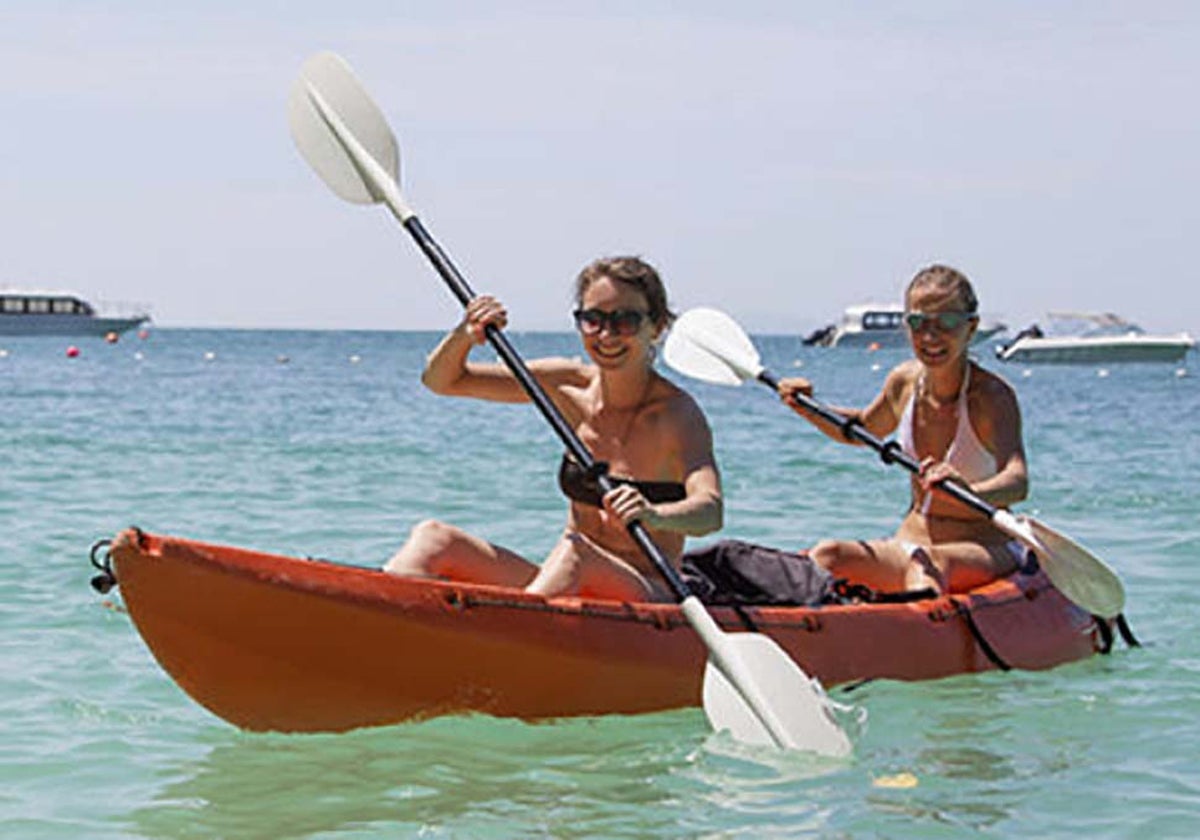 Dos jóvenes en una kayak