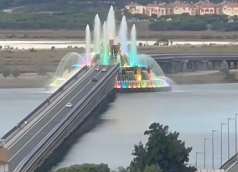 Fuente de fantasía con el chorro de la avería del puente