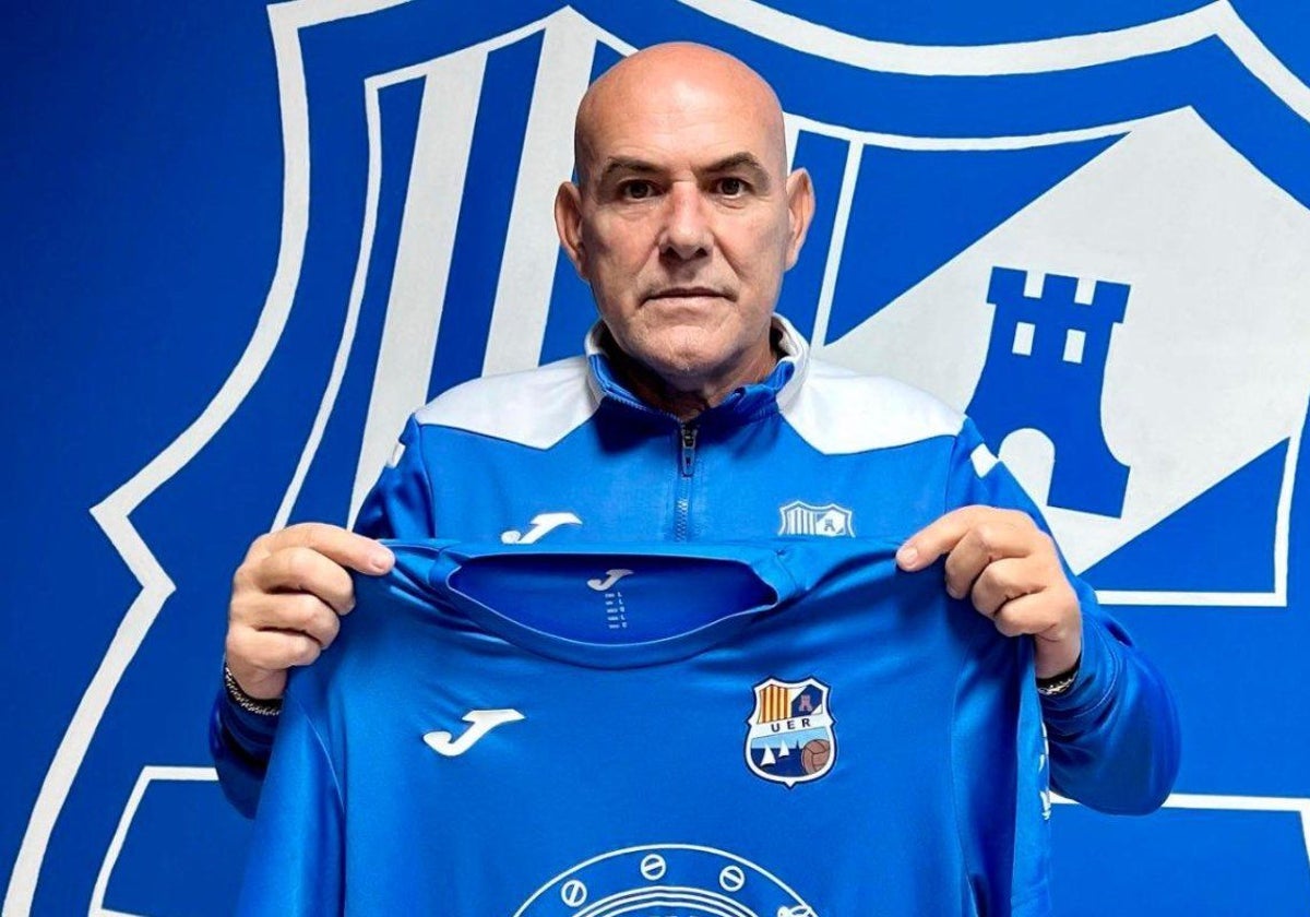 Carlos Ríos con la camiseta del último equipo al que ha dirigido