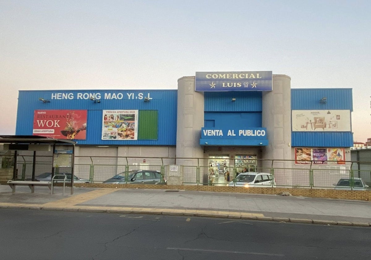 El bazar está situado en la avenida Fuerzas Armadas, enfrente del Palacio de Deportes Carolina Marín