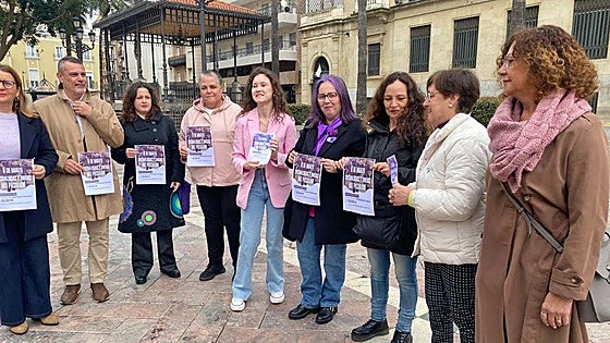 El runrún: El 'intruso' en la foto del 8M