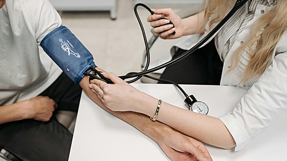 Cuáles son los síntomas de la hipertensión y cómo prevenir esta enfermedad silenciosa: «Nos podemos evitar muchos disgustos»