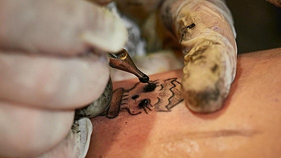 La OCU lanza una advertencia a quienes vayan a hacerse un tatuaje próximamente: algunos estudios siguen utilizando este producto prohibido