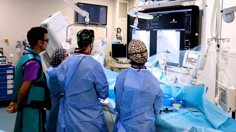 El hospital Juan Ramón Jiménez de Huelva forma a cardiólogos del país en el uso del balón con fármaco para cardiopatías