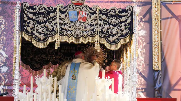 Momento de la Coronación de María Santísima de la Amargura por parte del obispo de Huelva