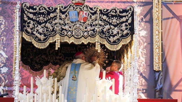 Momento de la Coronación de María Santísima de la Amargura por parte del obispo de Huelva