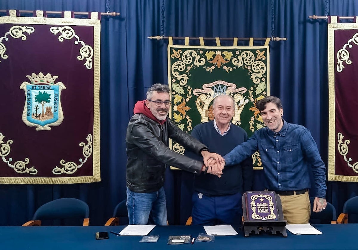 Ernesto Pérez, Antonio González y Joaquín Cabanillas en la presentación del álbum de cromos