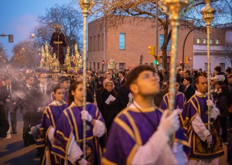 Imagen secundaria 1 - La alcaldesa de Huelva también portó el Cristo de la Victoria durante el Vía Crucis por las calles de la capital onubense