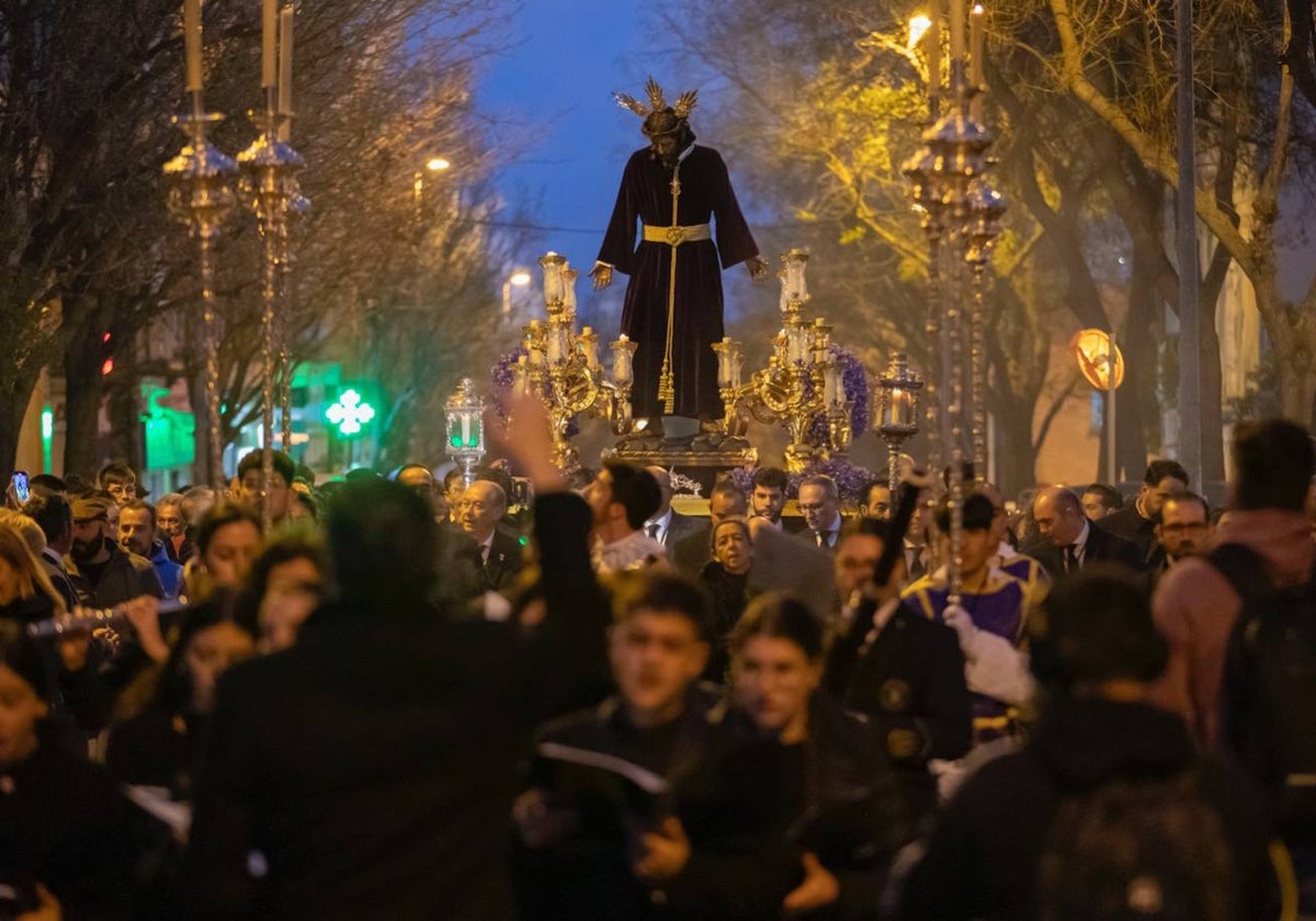 El Vía Crucis este 2024 por las calles de Huelva estuvo presidido por el Santísimo Cristo de la Victoria