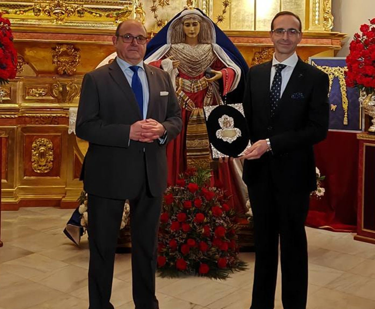 David Martín, a la derecha, recibiendo las Tablas de la Hermandad de las Tres Caídas