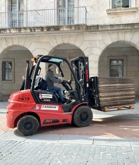 Imagen secundaria 2 - Los trabajos para el montaje de los palcos de la carrera oficial han comenzado en la mañana de este miércoles