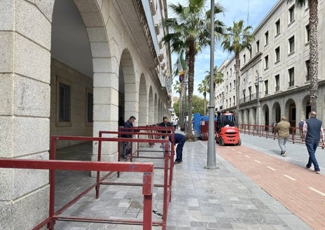 Imagen secundaria 1 - Los trabajos para el montaje de los palcos de la carrera oficial han comenzado en la mañana de este miércoles