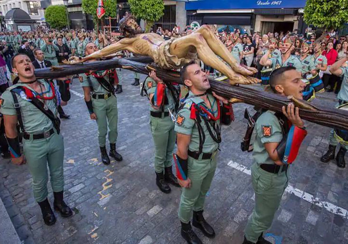 Los legionarios con el Cristo de la Vera+Cruz por Huelva