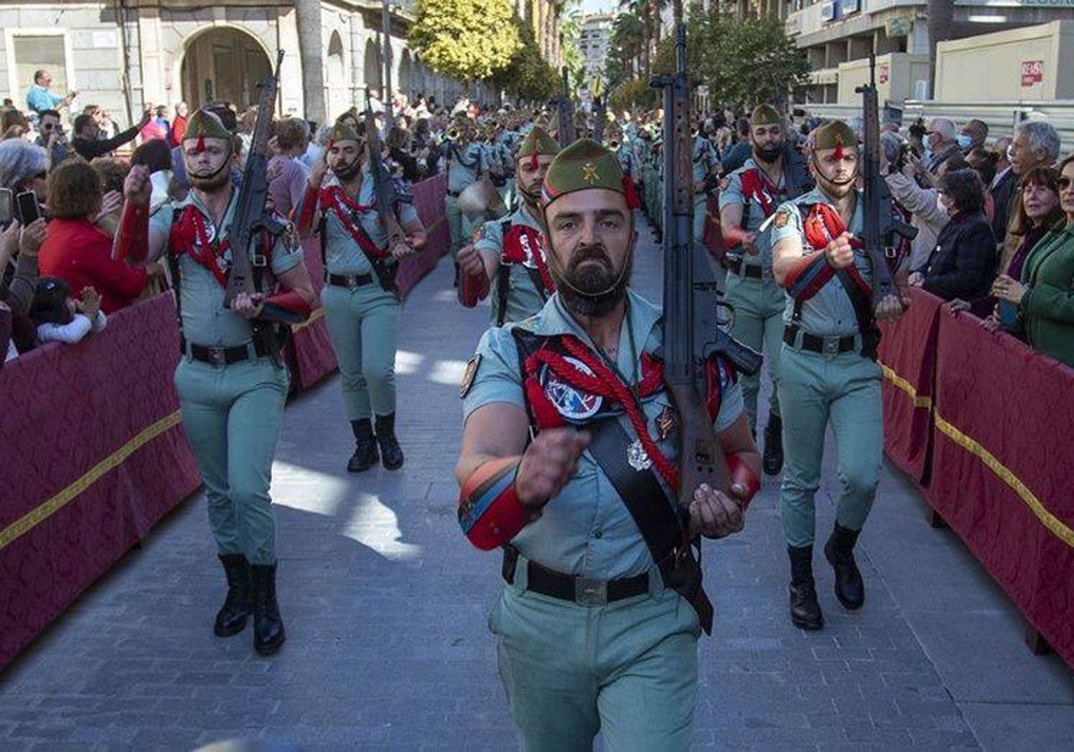 Los legionarios desfilando por la Gran Vía de Huelva