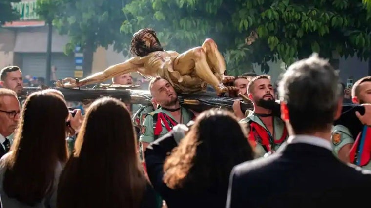 Miembros de la Legión portan al Cristo de la Vera+Cruz