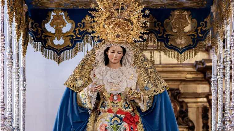 La Virgen de los Ángeles con corona