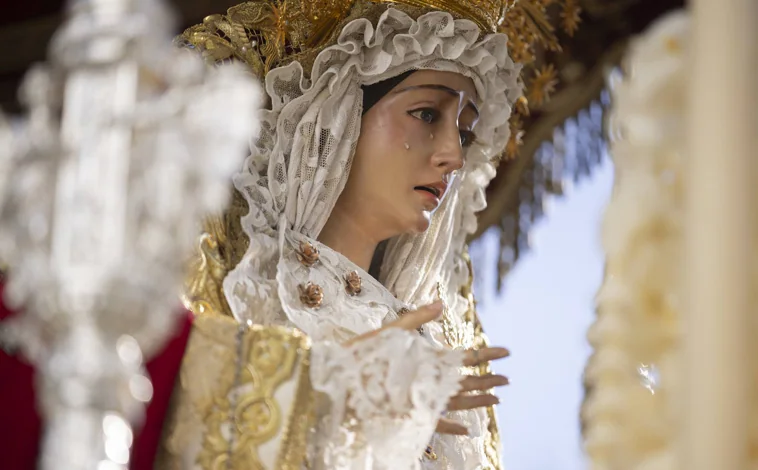 Imagen principal - María Santísima Madre de la Misericordia, los músicos y el Santo Cristo Cautivo
