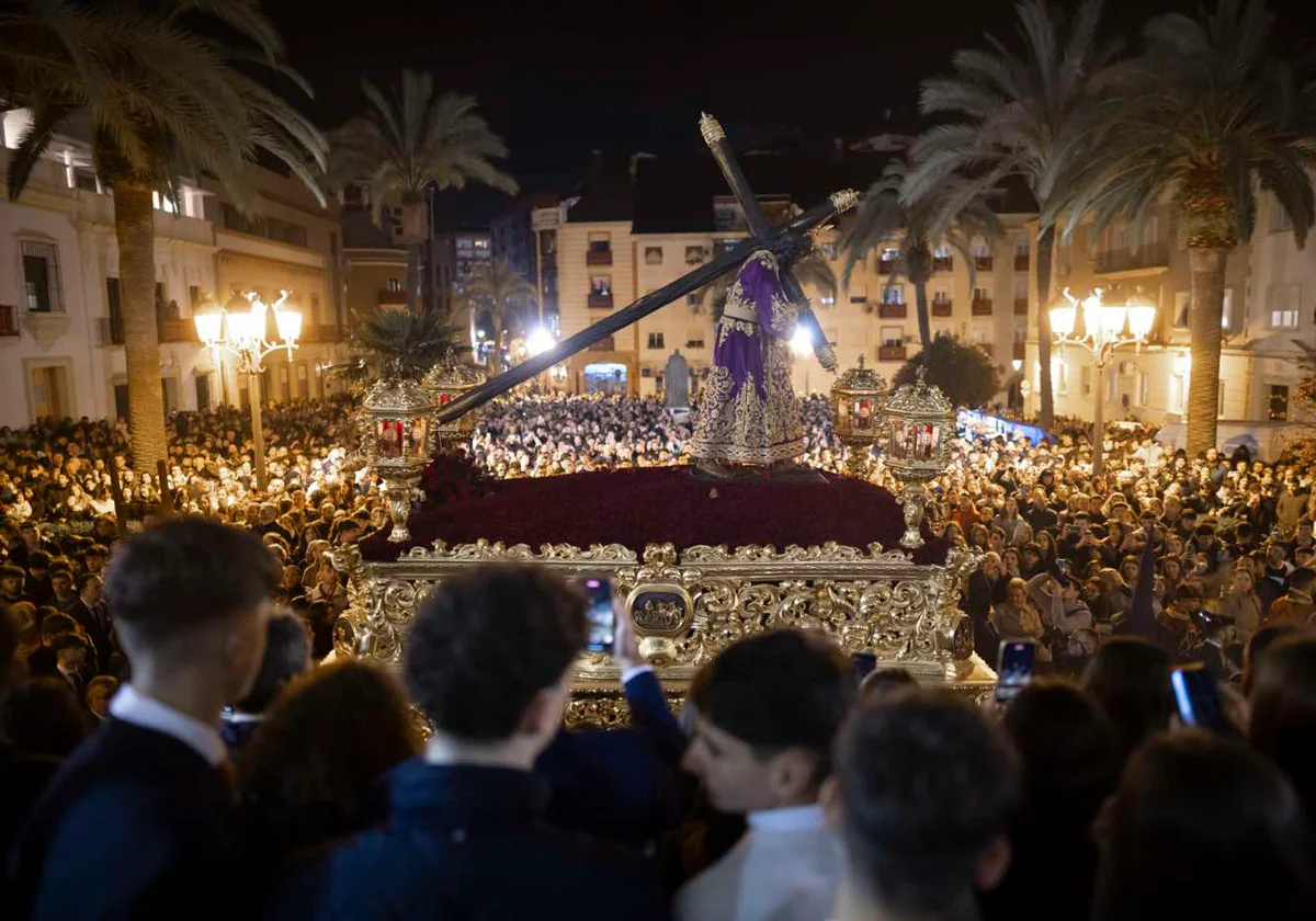 Una multitud observa el paso de Jesús de la Pasión tras salir de la Parroquia Mayor de San Pedro