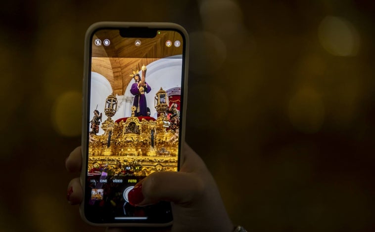 Imagen principal - Los titulares de la Hermandad del Nazareno recibieron en su parroquía los rezos y plegarias de todos los hermanos que acudieron a realizar su estación de penitencia en el interior