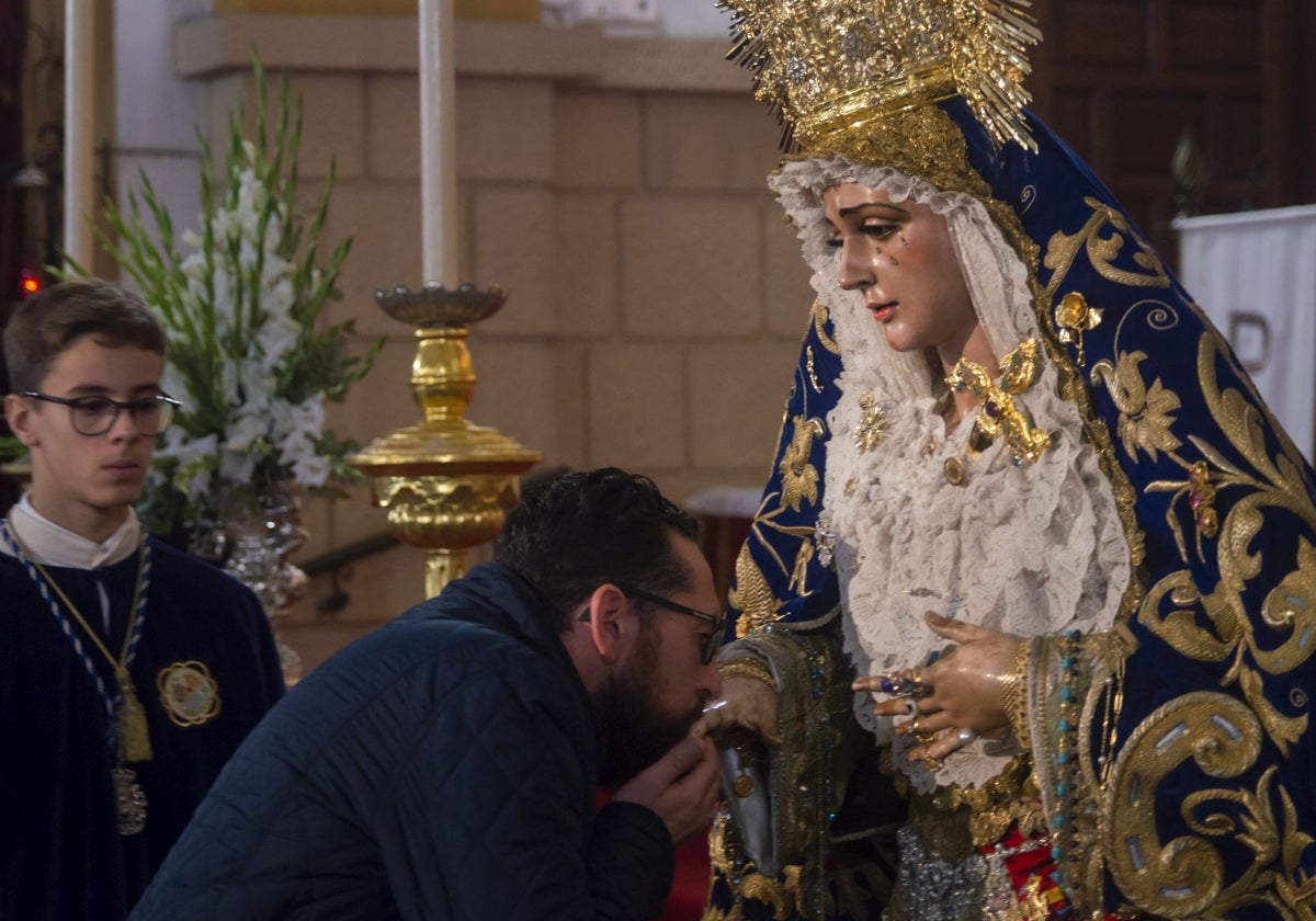 Besamanos a María Santísima de la Victoria Coronada