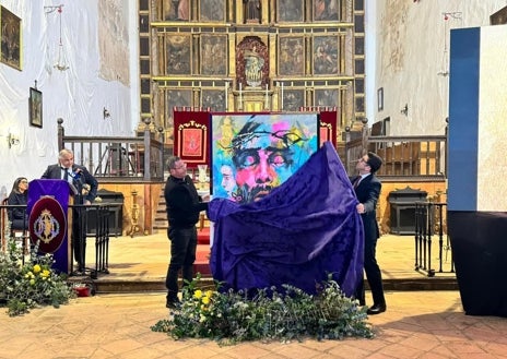 Imagen secundaria 1 - Diferentes momentos del acto de presentación del cartel de la Semana Santa de Ayamonte 2025