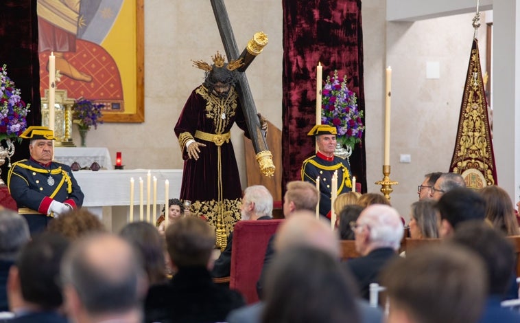 Imagen principal - El acto ha tenido lugar en el interior de la sede canónica de la cofradía del Domingo de Ramos, la parroquia de Cristo Sacerdote