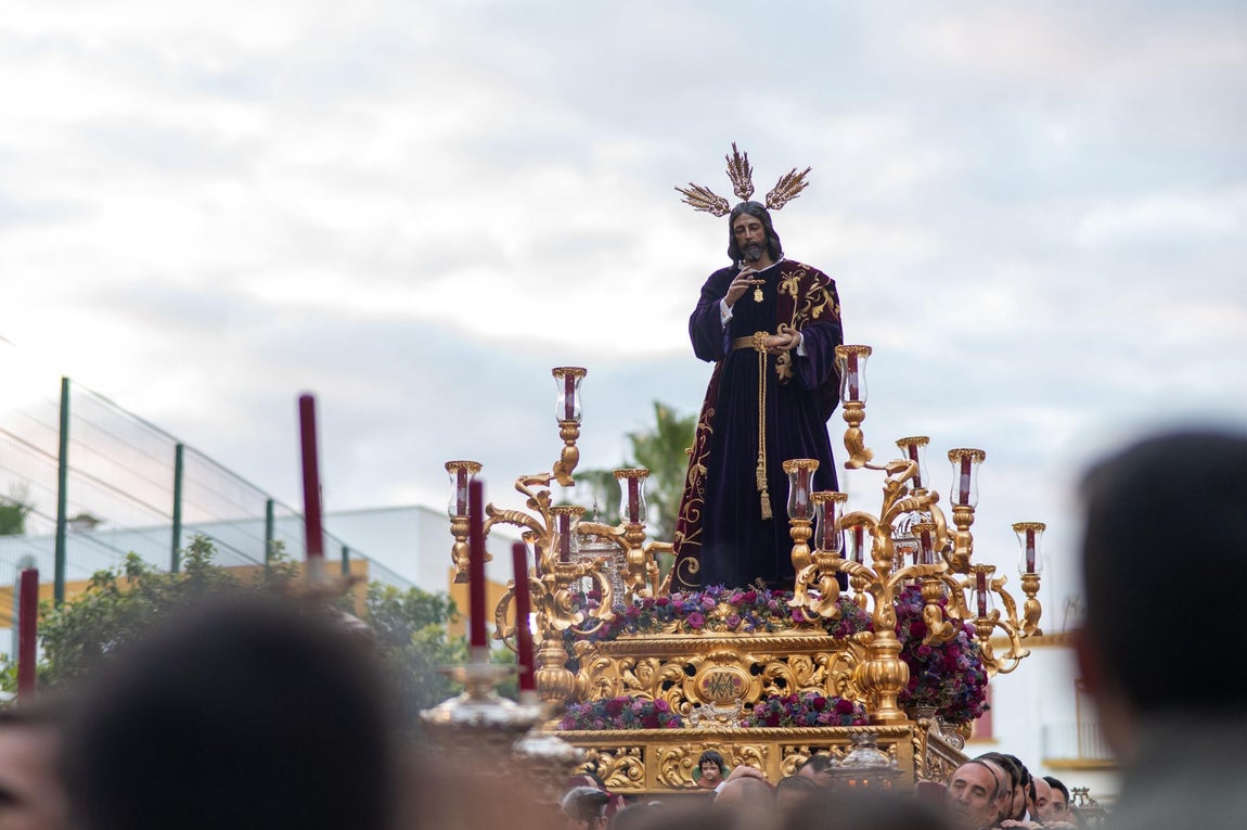 El Vía Crucis de la Semana Santa de Huelva 2025, en imágenes