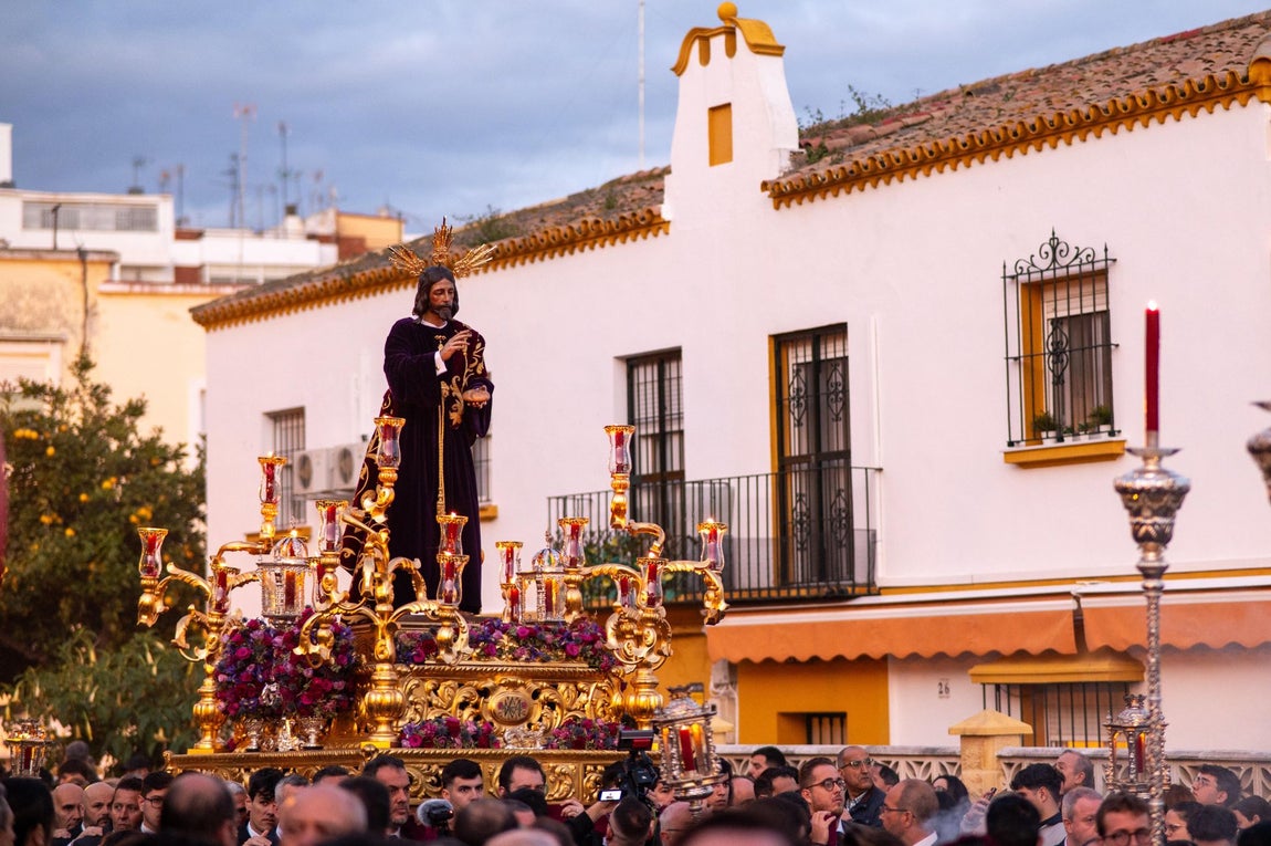 El Vía Crucis de la Semana Santa de Huelva 2025, en imágenes