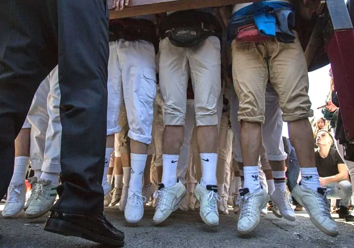Costaleros en plena 'levantá'
