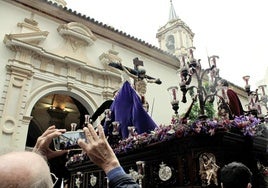 La lluvia partió el Lunes Santo en Huelva y sólo tuvo broche final