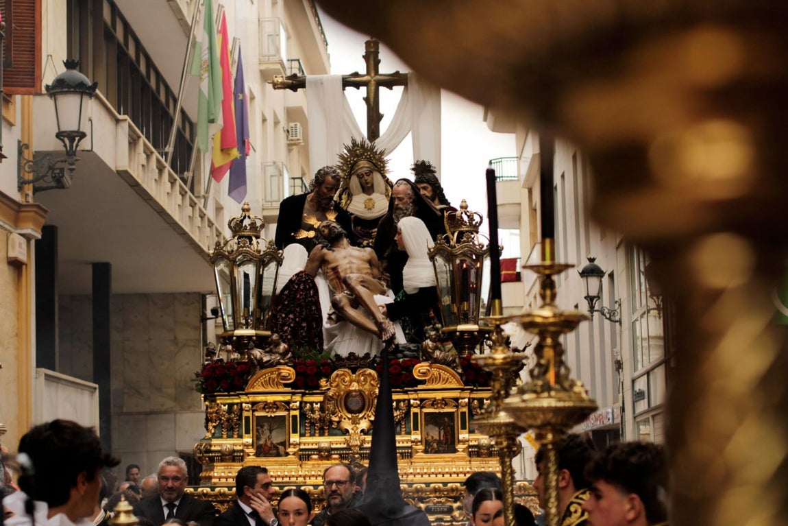 Miércoles Santo: La sobriedad de la Hermandad de la Santa Cruz por el centro de Huelva