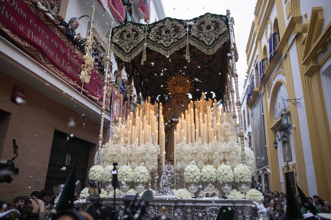 Miércoles Santo en Huelva: Una corona de instantes con La Esperanza