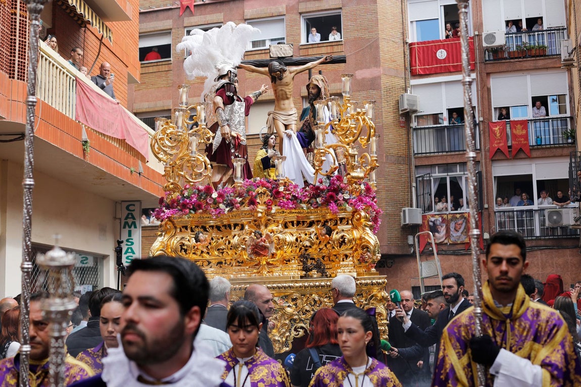 Viernes Santo: La Fe tiñe de burdeos las calles de Huelva