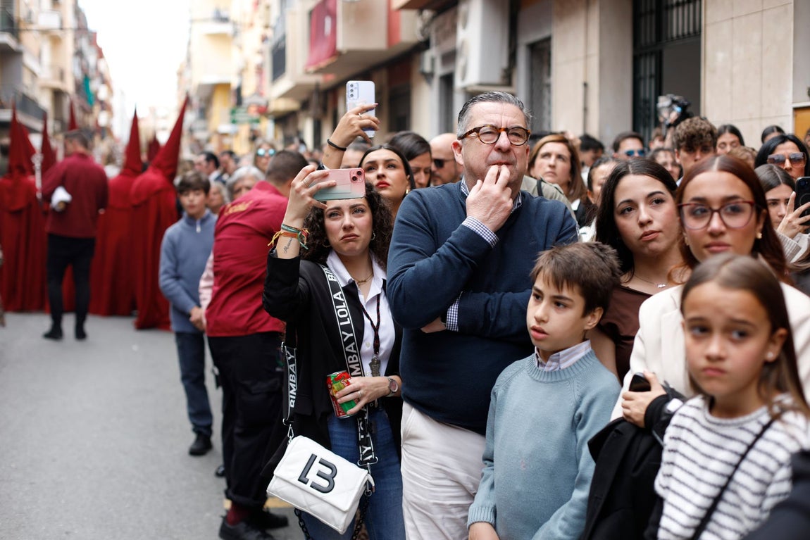 Viernes Santo: La Fe tiñe de burdeos las calles de Huelva