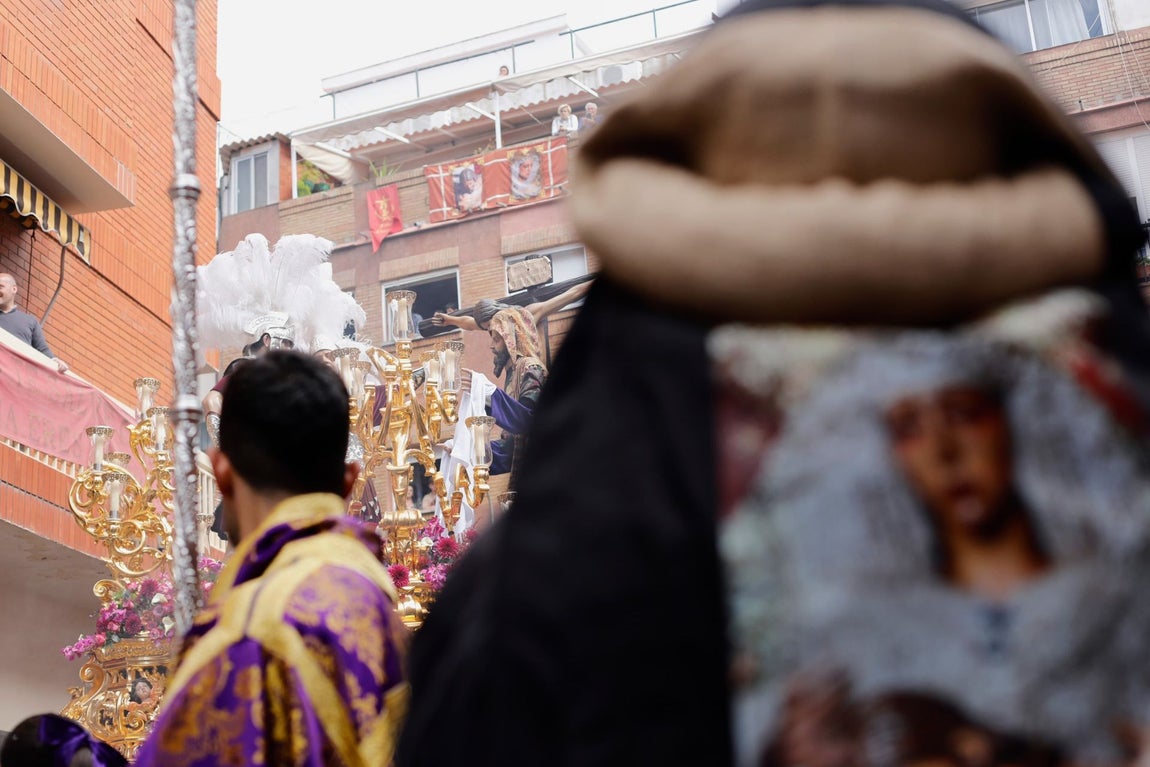 Viernes Santo: La Fe tiñe de burdeos las calles de Huelva